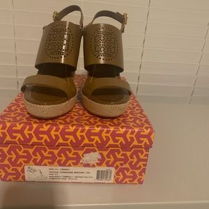 Kimberly Vintage Wedges in luggage brown.